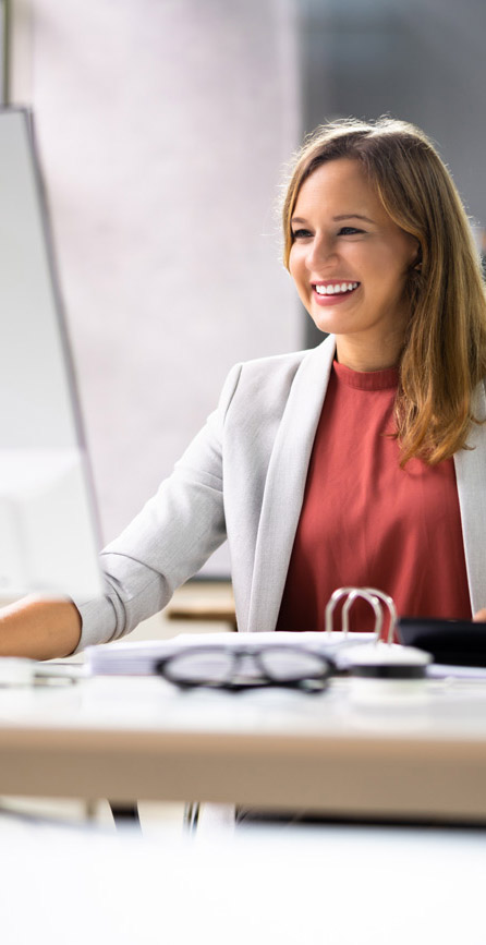 Arbeitende Dame am Computer