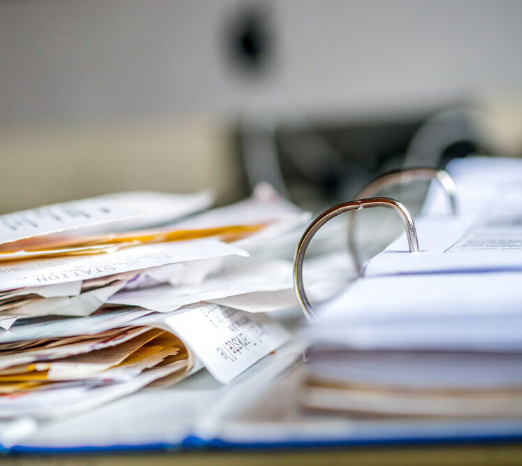 Ordner mit Rechnungen