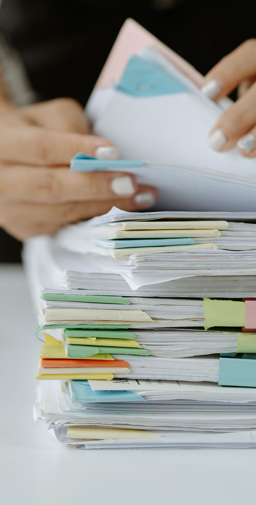 Papierstapel wird durchsucht